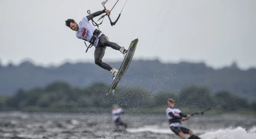 Kitesurfing: Ile naprawdę kosztuje? Scenariusze budżetowe.