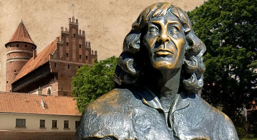 Pomnik Kopernika przed zamkiem kapituły warmińskiej.