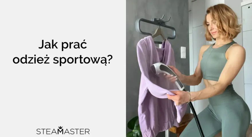 Kobieta w sportowym stroju prasuje parownicą fioletową bluzę. Dbanie o odzież sportową jest kluczowe.