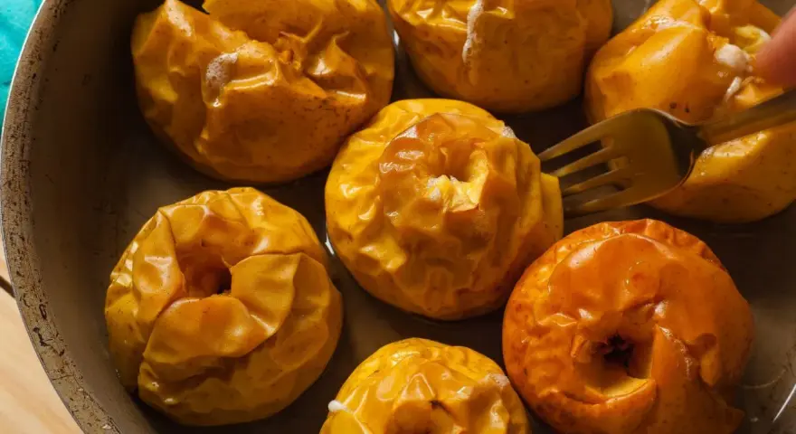 Des pommes au four dorées et fondantes, prêtes à être dégustées. Une recette simple et réconfortante.