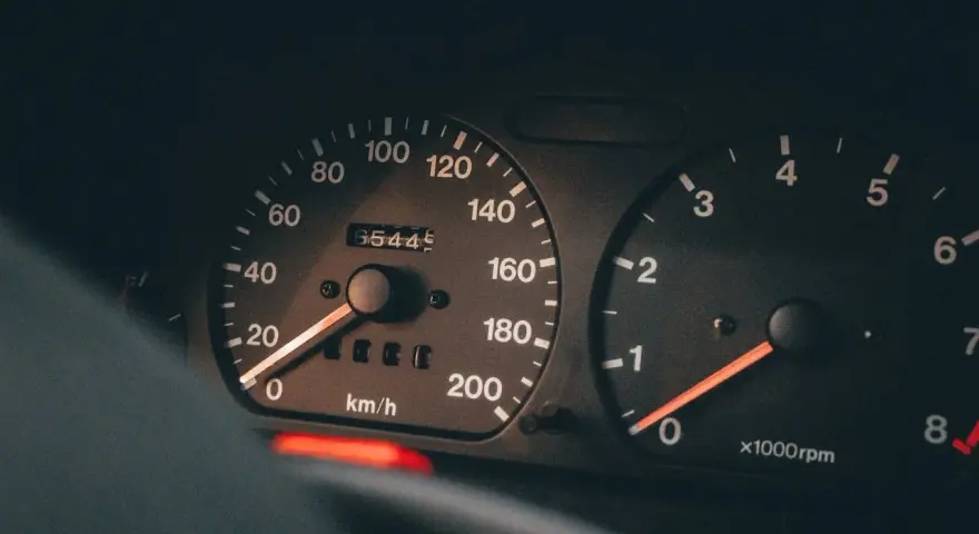 Obrotomierz i prędkościomierz pokazują, na jakich obrotach jeździć dieslem. Prędkość 0 km/h, obroty poniżej 1000 rpm.