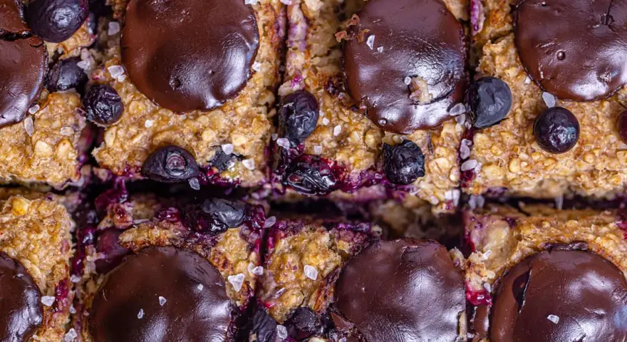 Saftige baked oats mit Blaubeeren und Schokoladenchips, bestreut mit Meersalzflocken. Ein köstlicher Genuss!
