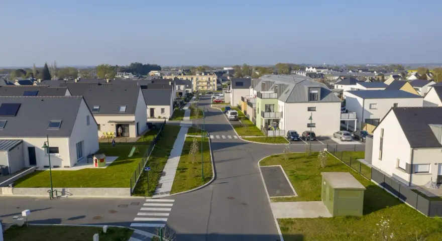 Vue aérienne d'un lotissement privé aux maisons modernes. La mairie a veillé aux obligations pour ce quartier résidentiel.