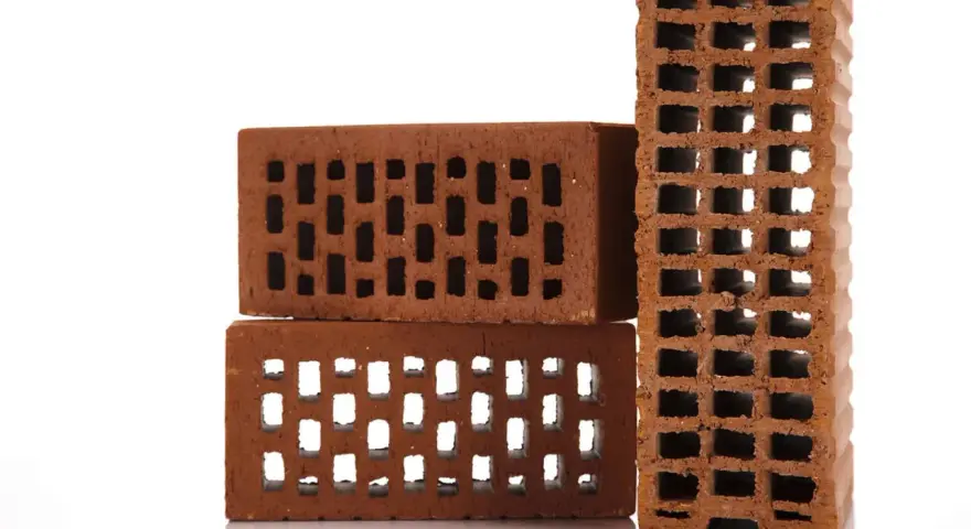 Trzy pustaki ceramiczne ułożone w stos. Zastanawiasz się, ile waży cegła?