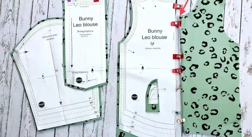 Wzór wykroju "Bunny Leo blouse" i materiał w panterkę, gotowe do szycia. Instrukcja jak uszyć bluzę krok po kroku.