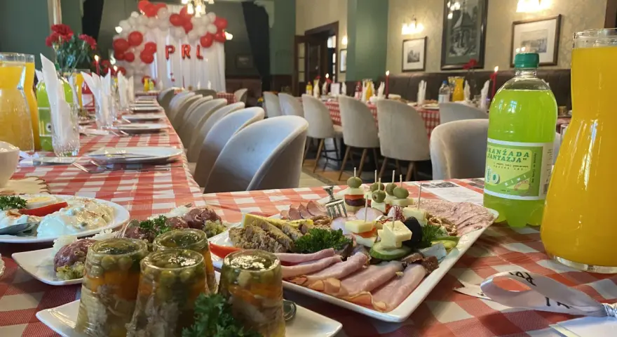 Impreza w stylu PRL kuchnia: Smaki, które przeniosą w czasie