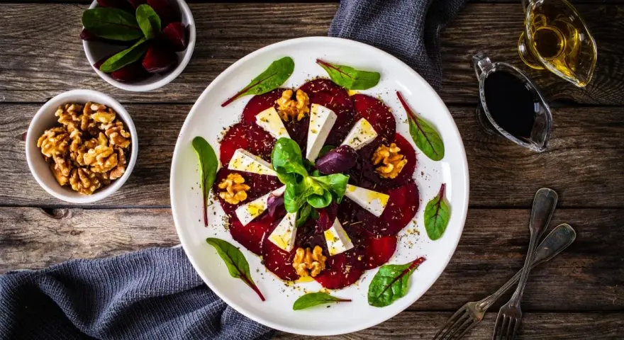Carpaccio z buraka z serem feta, orzechami i dressingiem balsamicznym. Idealny sos do carpaccio.