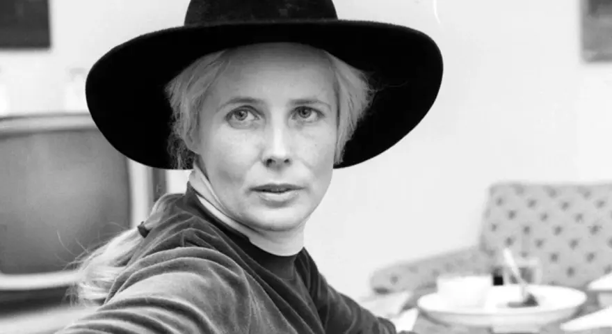 Agnieszka Osiecka w kapeluszu, zamyślona, jakby tworzyła kolejne teksty.