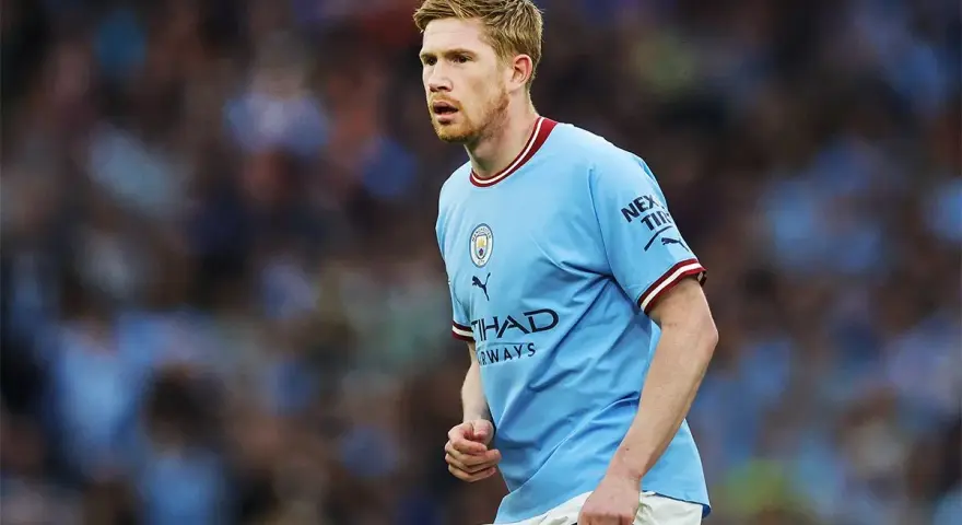 Kevin De Bruyne w błękitnej koszulce Manchesteru City, gotowy do gry. Jego obecne drużyny to właśnie The Citizens.
