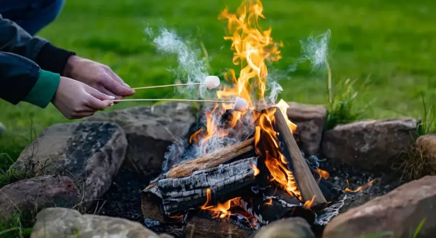 Pieczenie pianek nad ogniskiem na działce to świetna zabawa.
