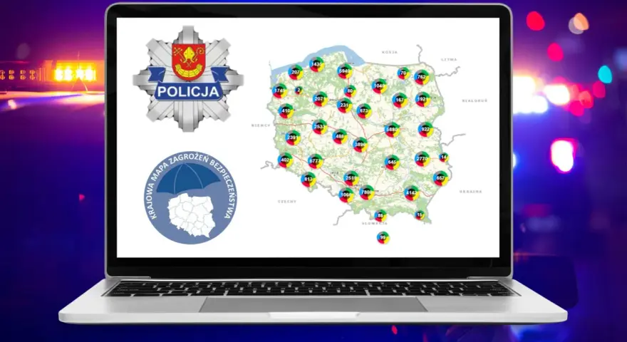 Na ekranie laptopa widnieje mapa Polski z zaznaczonymi punktami, symbolizującymi zagrożenia. Obok widnieje logo policji. Czy łódź jest niebezpieczna? Mapa pokazuje dane, które mogą pomóc ocenić ryzyko.