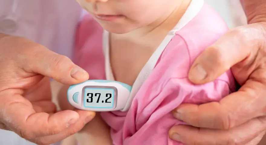Dziecko ma 37.2°C. Czy można kąpać dziecko ze stanem podgorączkowym? Rodzic mierzy temperaturę.