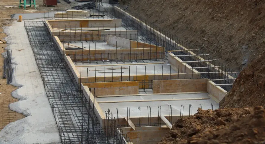 Jakie przepusty w fundamencie wybrać, by uniknąć kosztownych błędów