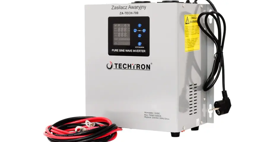 Szary ups zasilanie awaryjne Techtron ZA-TECH-700 z wyświetlaczem cyfrowym i kablami.
