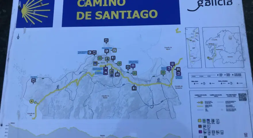 Mapa del Camino de Santiago en Galicia, mostrando la ruta costera y puntos de interés como la guarda Baiona.
