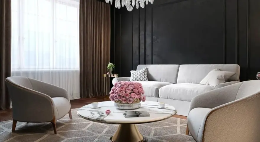 Elegancki salon w stylu nowojorskim, modern classic. Jasne meble, kryształowy żyrandol i ciemne ściany tworzą luksusową atmosferę.