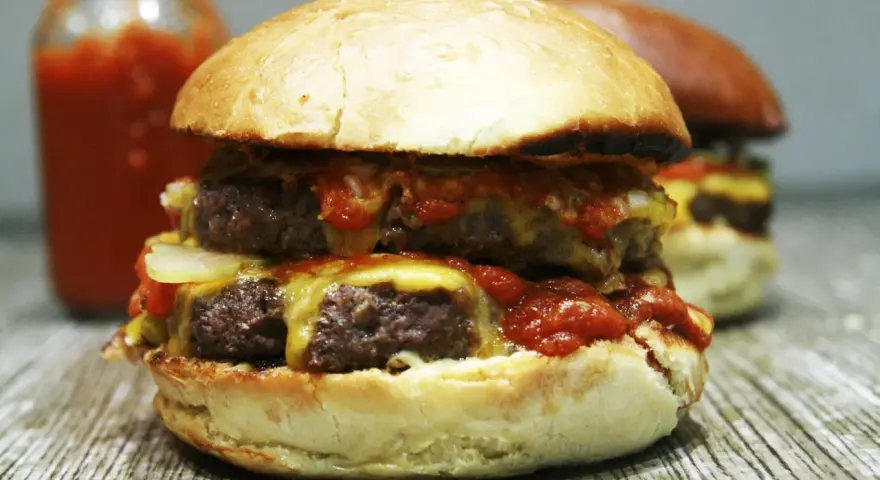 Najlepszy ser do burgera: Topnienie i ciągliwość jak z restauracji