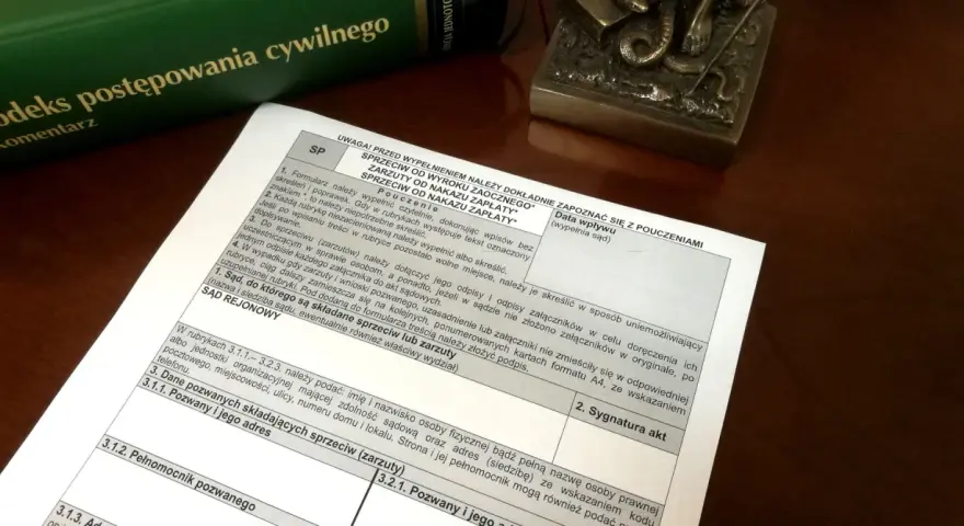 Dokument z pouczeniami dotyczącymi sprzeciwu od wyroku zaocznego lub nakazu zapłaty. Wskazuje na odrzucenie lub oddalenie pisma.
