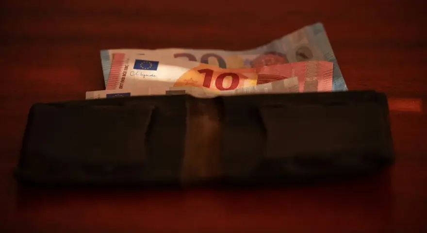 Ile zarabia opiekunka osoby starszej w Polsce? Nie daj się oszukać!