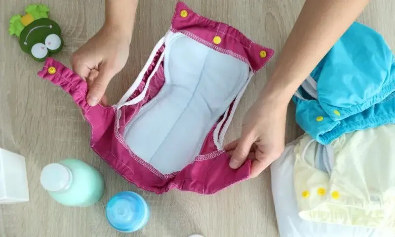Jaki rozmiar pampersów dla niemowlaka – uniknij podrażnień i wycieków