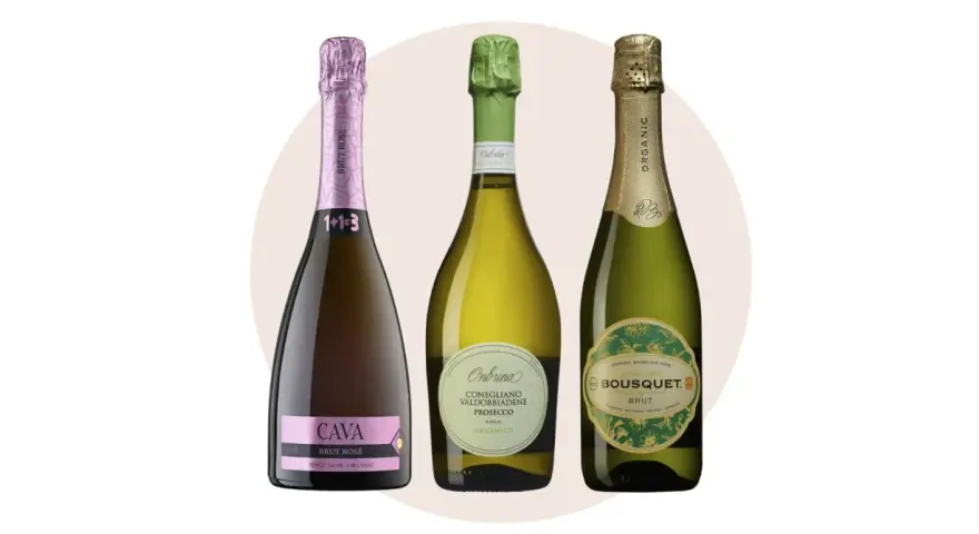 Tre flaskor mousserande vin: en rosa Cava, en grön Prosecco och en gyllene ekologisk Brut. Perfekt vin till torskrygg.
