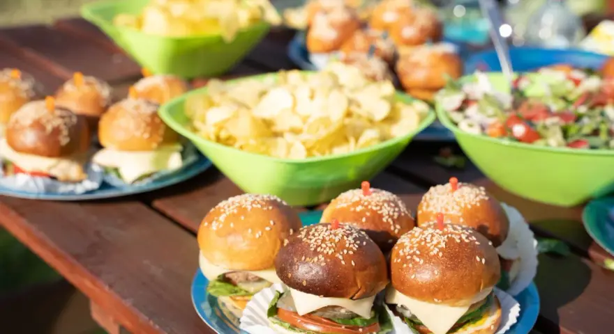 Mini burgery i sałatka na piknikowym stole. Idealne proste przepisy na przekąski w 15 minut, gdy liczy się czas i smak.