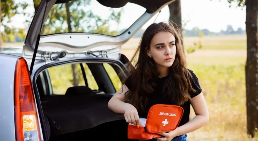 Apteczka samochodowa - co się w niej znajduje i dlaczego to ważne