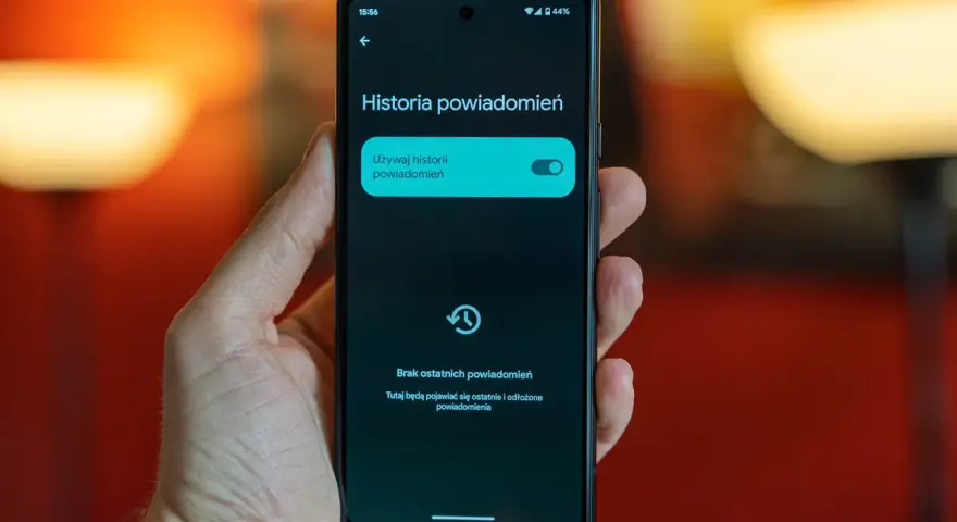 Ekran telefonu z włączoną funkcją "Historia powiadomień" na Androidzie. Widoczny przełącznik i informacja o braku powiadomień.