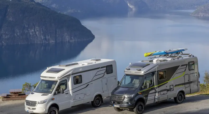 Två husbilar står parkerade vid en fjord i Norge. Perfekt för ditt nästa resmål i Norge.