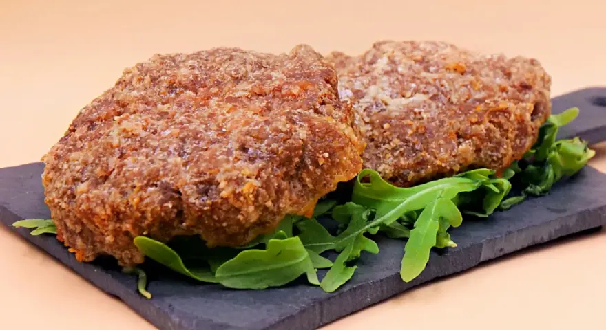 Dwa soczyste kotlety wieprzowe, idealne do burgerów. Wypróbuj nasz przepis na hamburgery z mięsa mielonego wieprzowego!