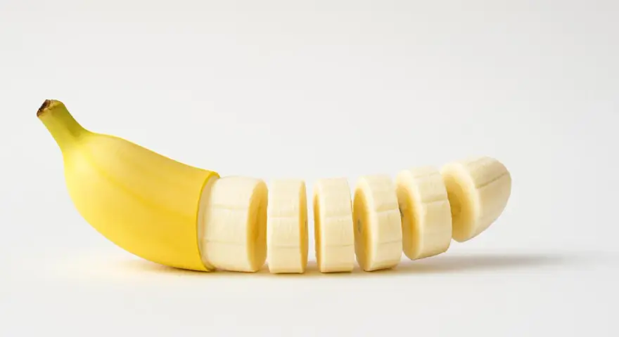 Una banana tagliata a fette, un modo gustoso per capire come aumentare la serotonina naturalmente.