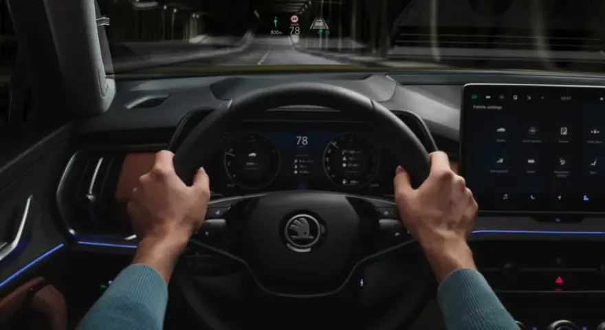 Fahrer hält Lenkrad, digitale Anzeige zeigt 78 km/h. Der Tempomat funktioniert nicht, die Fahrt geht durch einen dunklen Tunnel.