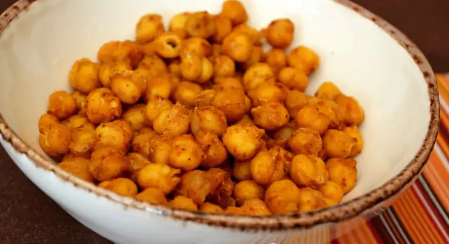 Un bol rempli de pois chiche grillé, croustillants et épicés, prêts à être dégustés.