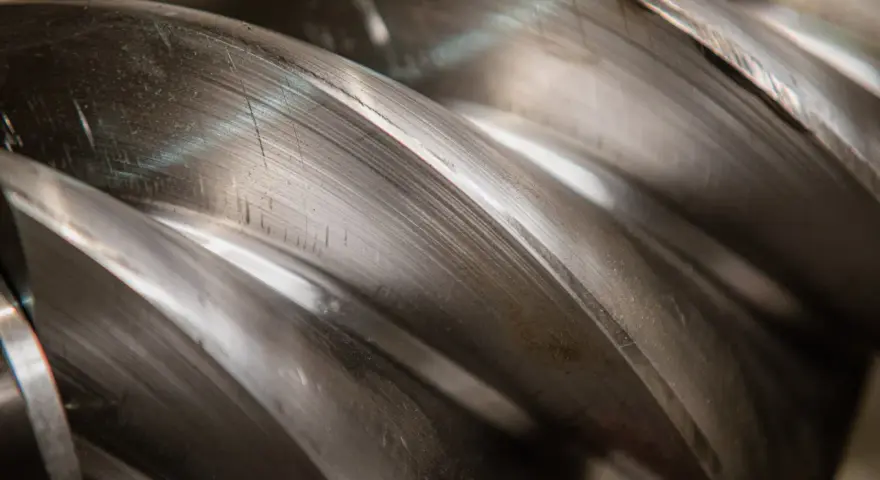 Metalowe śruby kompresora, tworzące przestrzeń do wytworzenia podciśnienia a próżni.