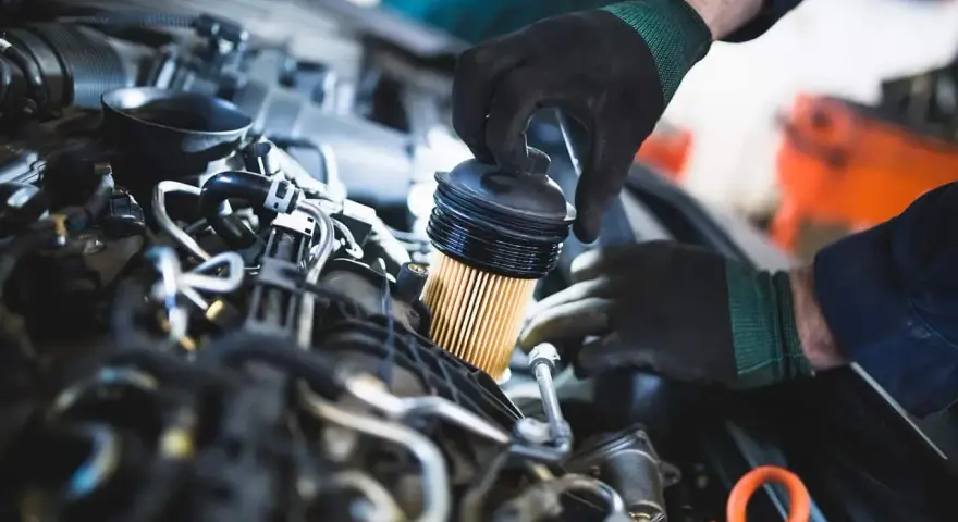 Mechanik wymienia filtr paliwa w silniku benzynowym. Dowiedz się, co ile wymieniać filtr paliwa w benzynie, by auto działało sprawnie.