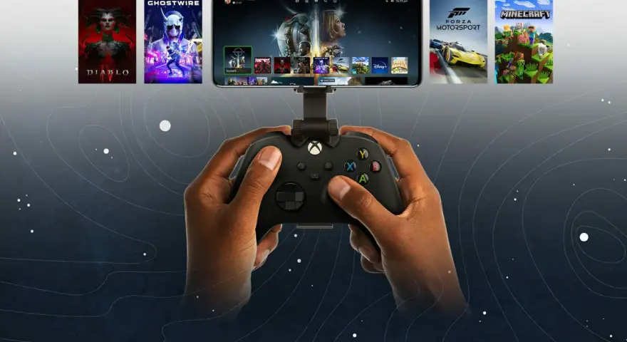 Ręce trzymają kontroler Xbox, grając w gry przez xbox cloud na telefonie. Widoczne gry: Diablo, Ghostwire, Forza Motorsport, Minecraft.