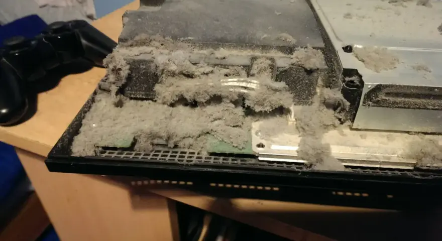 Consola PS4 cubierta de polvo. Es hora de limpiar ps4 para que vuelva a funcionar.