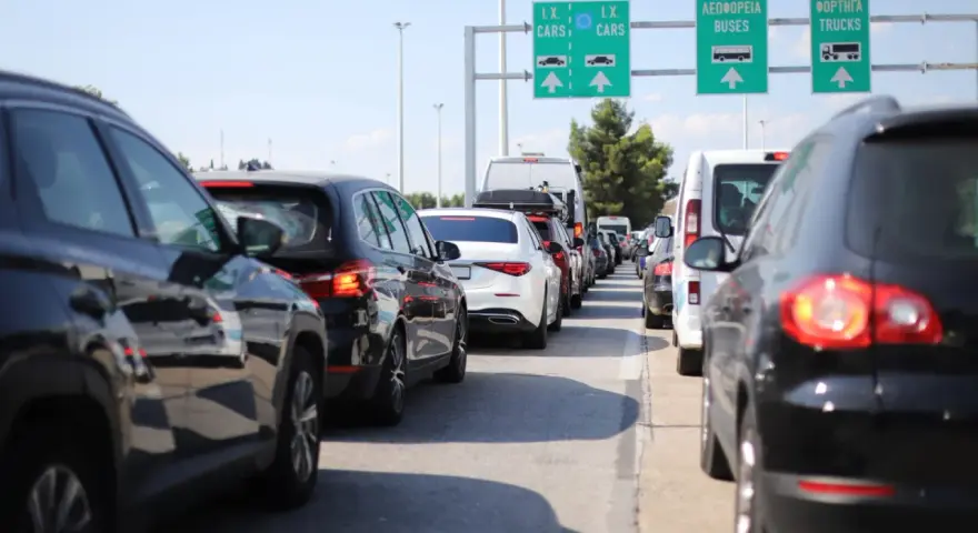 Korki na drodze, znaki kierujące do pasów dla samochodów, autobusów i ciężarówek. Czy zielona karta co to jest, potrzebna do przekroczenia granicy?