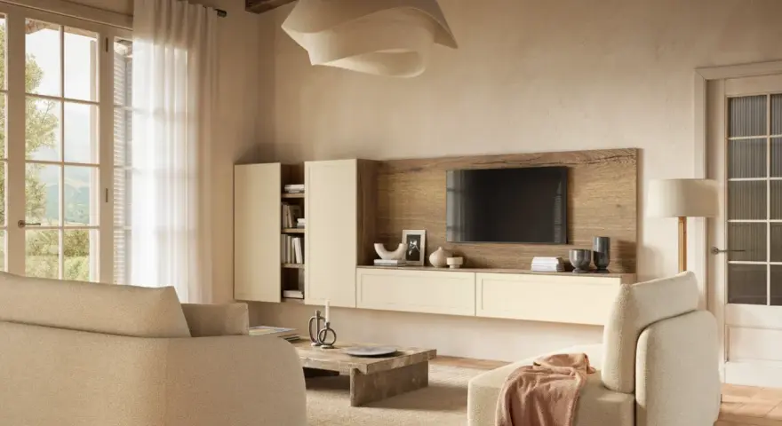 Soggiorno accogliente con divani color visone abbinamento, mobile TV in legno e pareti color crema. Luce naturale entra da un'ampia finestra.