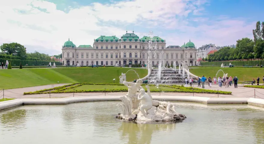 Barockschloss Belvedere mit Wasserspielen und Skulpturen. Ein Muss, was man in Wien gesehen haben muss, um die Pracht der Stadt zu erleben.
