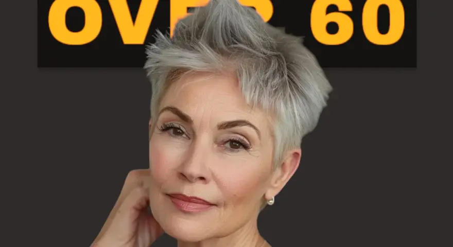 Donna con un elegante corto taglio capelli over 60, sguardo intenso e un sorriso accennato.