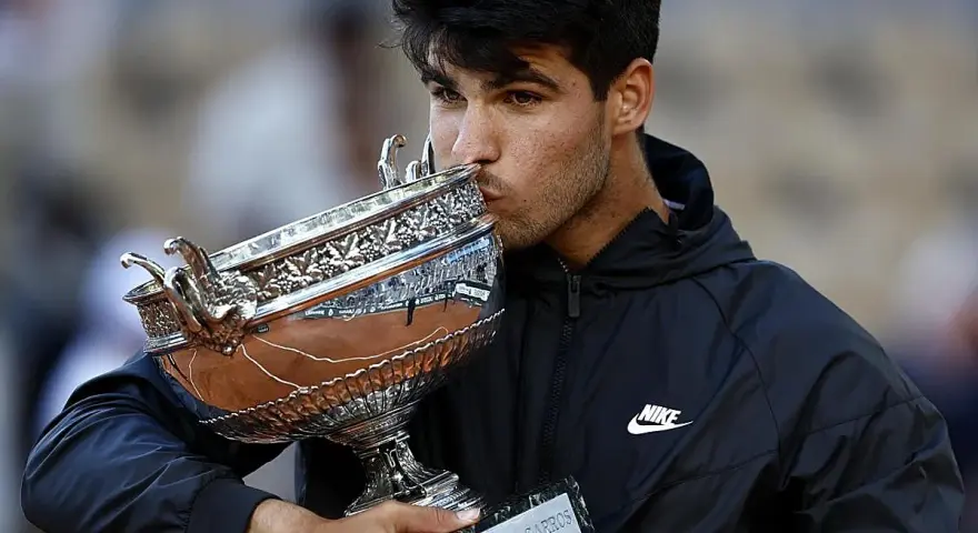 Joven tenista besa el trofeo de Roland Garros, un sueño cumplido y un paso más hacia los grandes premios Grand Slam.