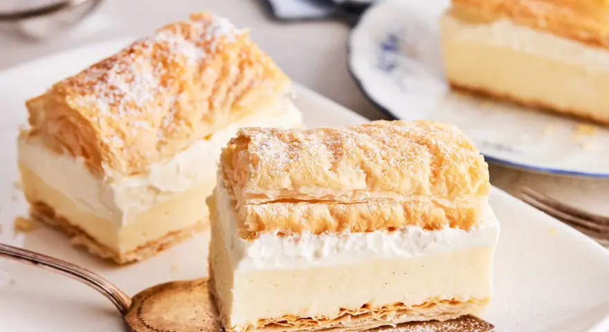 Zarte Cremeschnitten, die nach dem original cremeschnitten rezept zubereitet wurden, bestäubt mit Puderzucker.