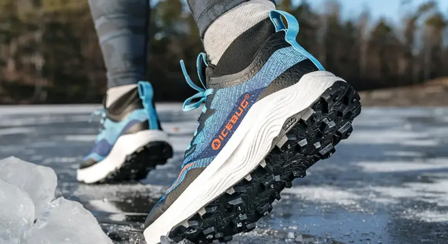 Person som springer på is med Icebug springskor vinter. Skorna har bra grepp och är designade för att klara kalla förhållanden.