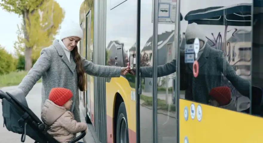Jak przewozić dziecko w autokarze bezpiecznie i zgodnie z prawem
