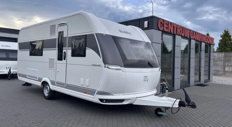 Nowy Hobby Excellent 495, idealny do podróży i jako hobby na kempingu.