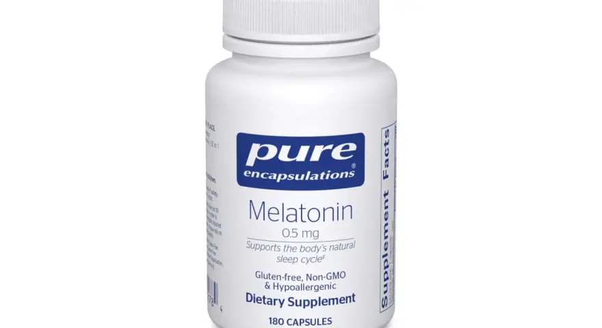Biała butelka Pure Encapsulations Melatonin 0.5 mg, 180 kapsułek. Idealna dla osób szukających wsparcia snu, bez glutenu i GMO.