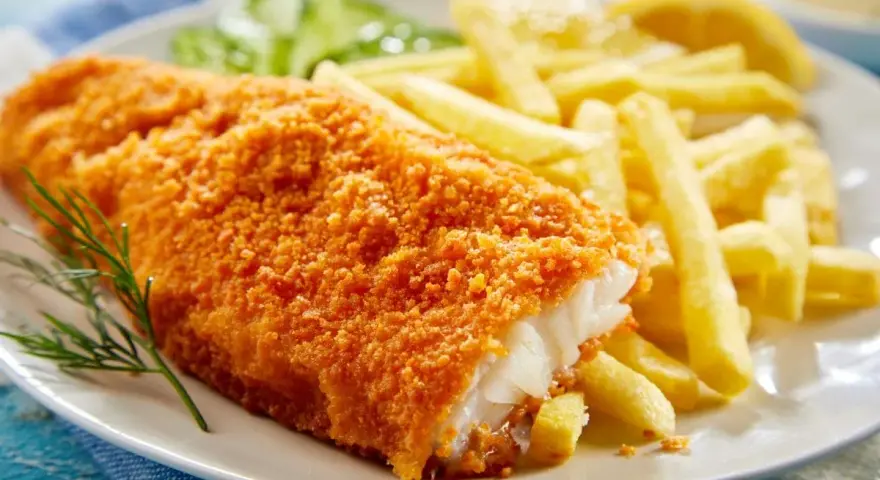 Chrupiący filet po parysku z frytkami i cytryną. Idealny posiłek na szybki lunch.