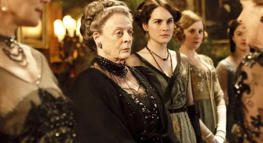 Donne eleganti in abiti d'epoca, un'atmosfera da film d'epoca con un tocco di mistero.