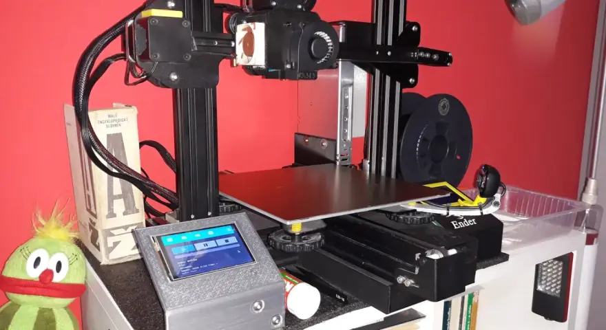 Drukarka 3D Ender 3 z ekranem dotykowym, gotowa do pracy z OctoPrint. Obok pluszowa zabawka.